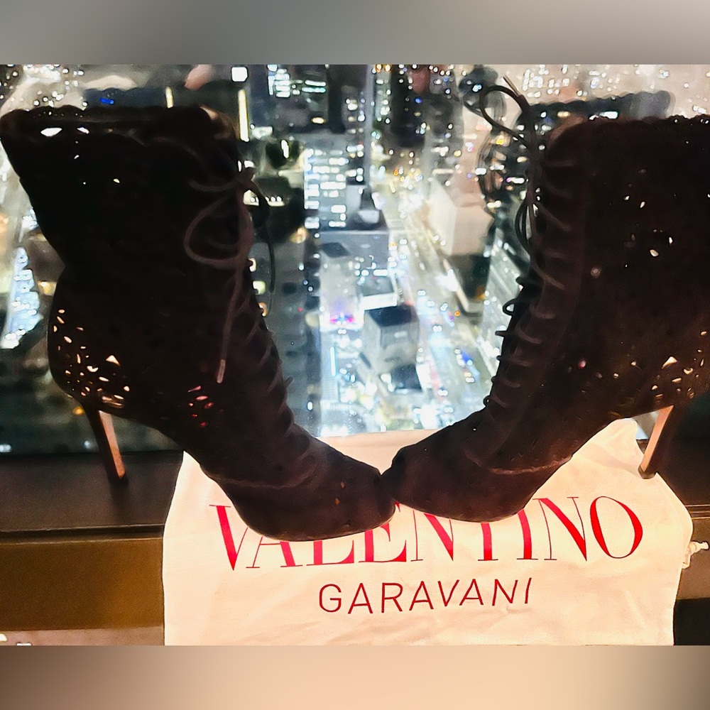 Valentino size 39 Brand New Lattice cut bootie in Black suede